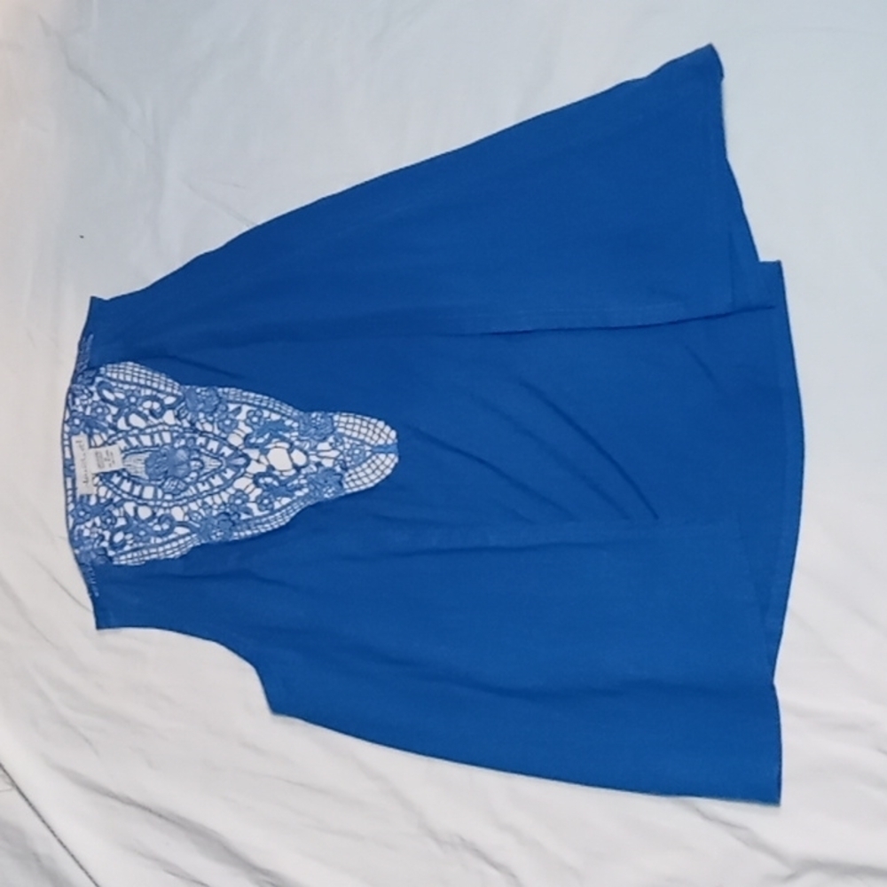 Keren Hart Blue Lightweight flowy vest w/ lace applique medium like new